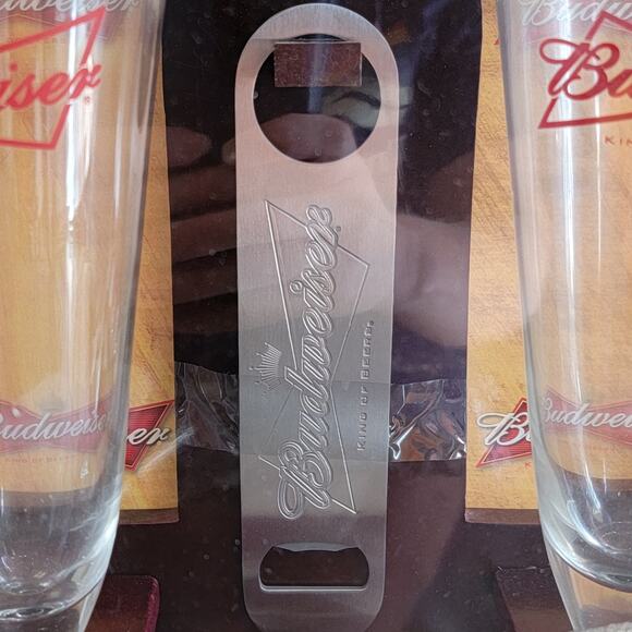 Budweiser Wooden Bar Stand & 2 Pilsner Glasses Bottle Opener 2006 Gift Christmas - Picture 3 of 9